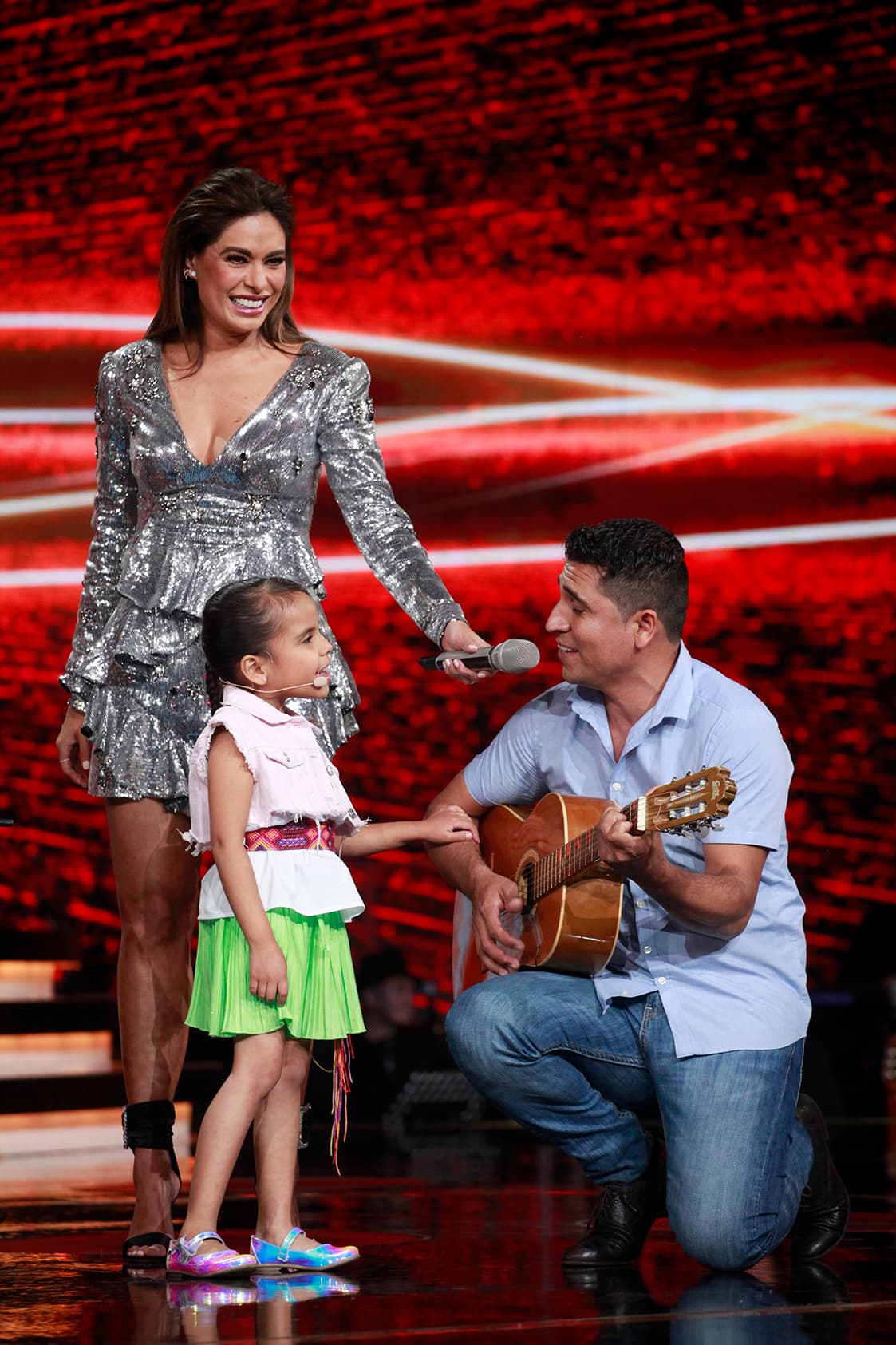 La conductora estaba fascinada con la interacción entre esta niña y su papá.