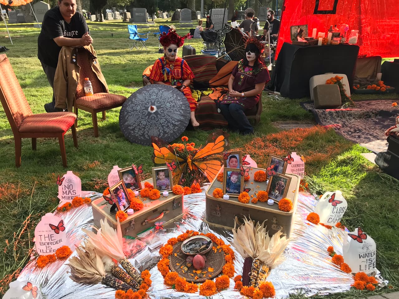 La creación de cada altar reúne a la familia, desde la idea del concepto, diseño y preparación.