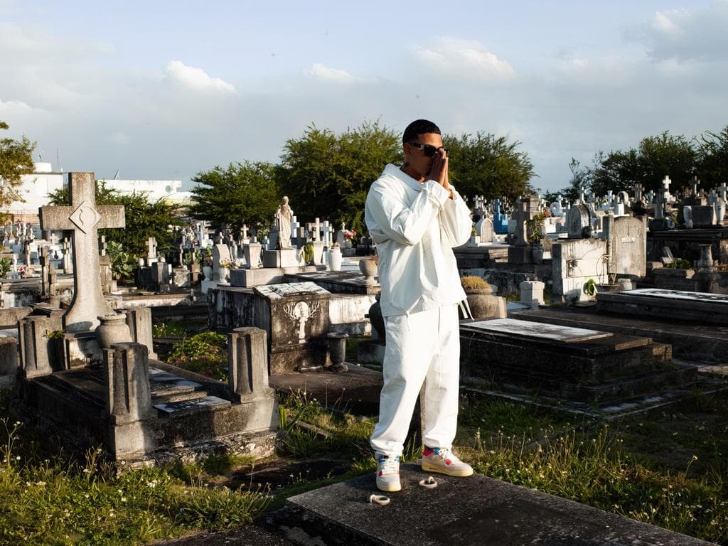 Otro representante de la música urbana que estará en el escenario del Latin GRAMMY 2021 es 
<b>Myke Towers</b>, quien además compite este año por tres galardones.