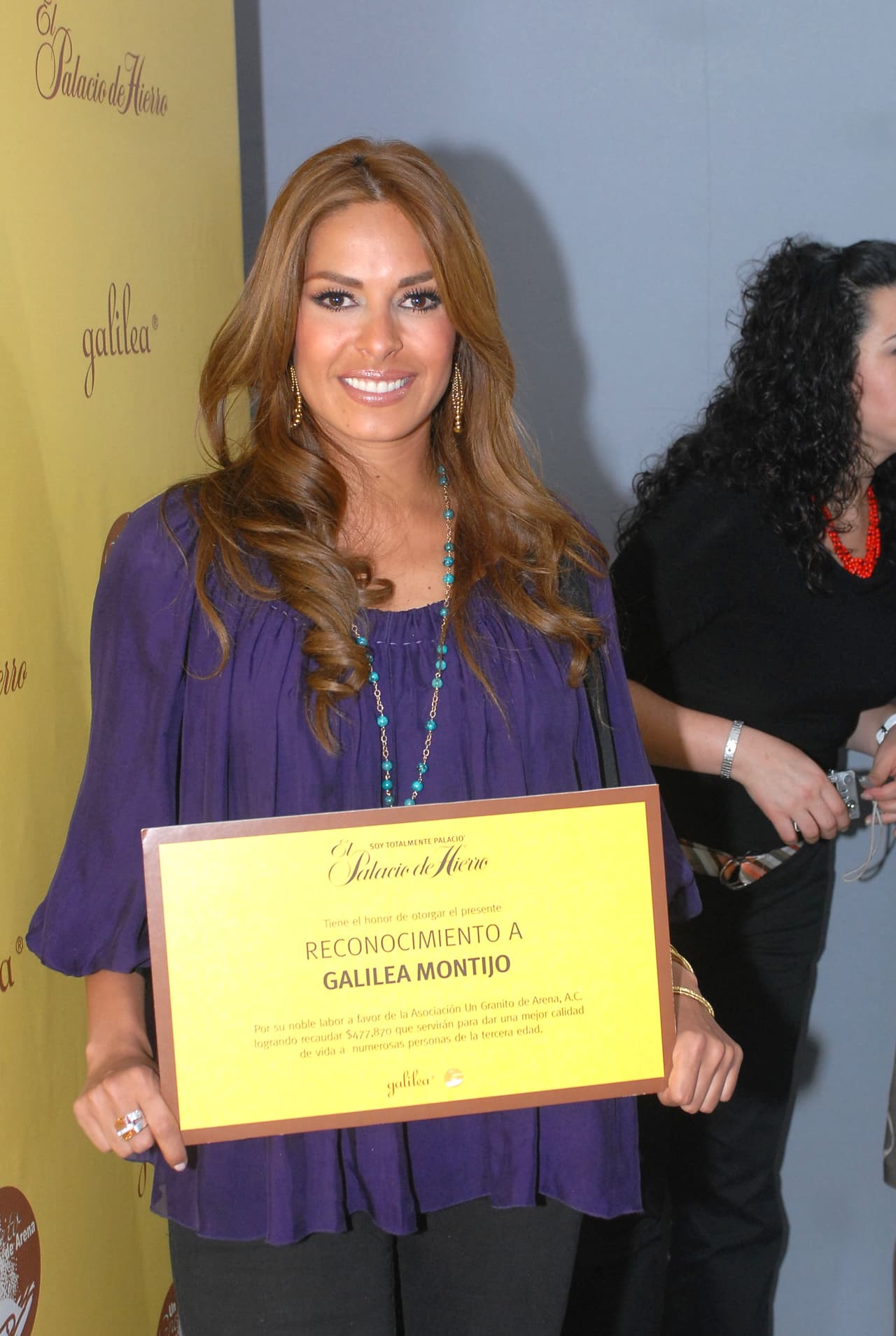 Para recibir un reconocimiento en el 2009 por su labor social, Galilea usaba a el cabello ondulado y con un tono más castaño claro.