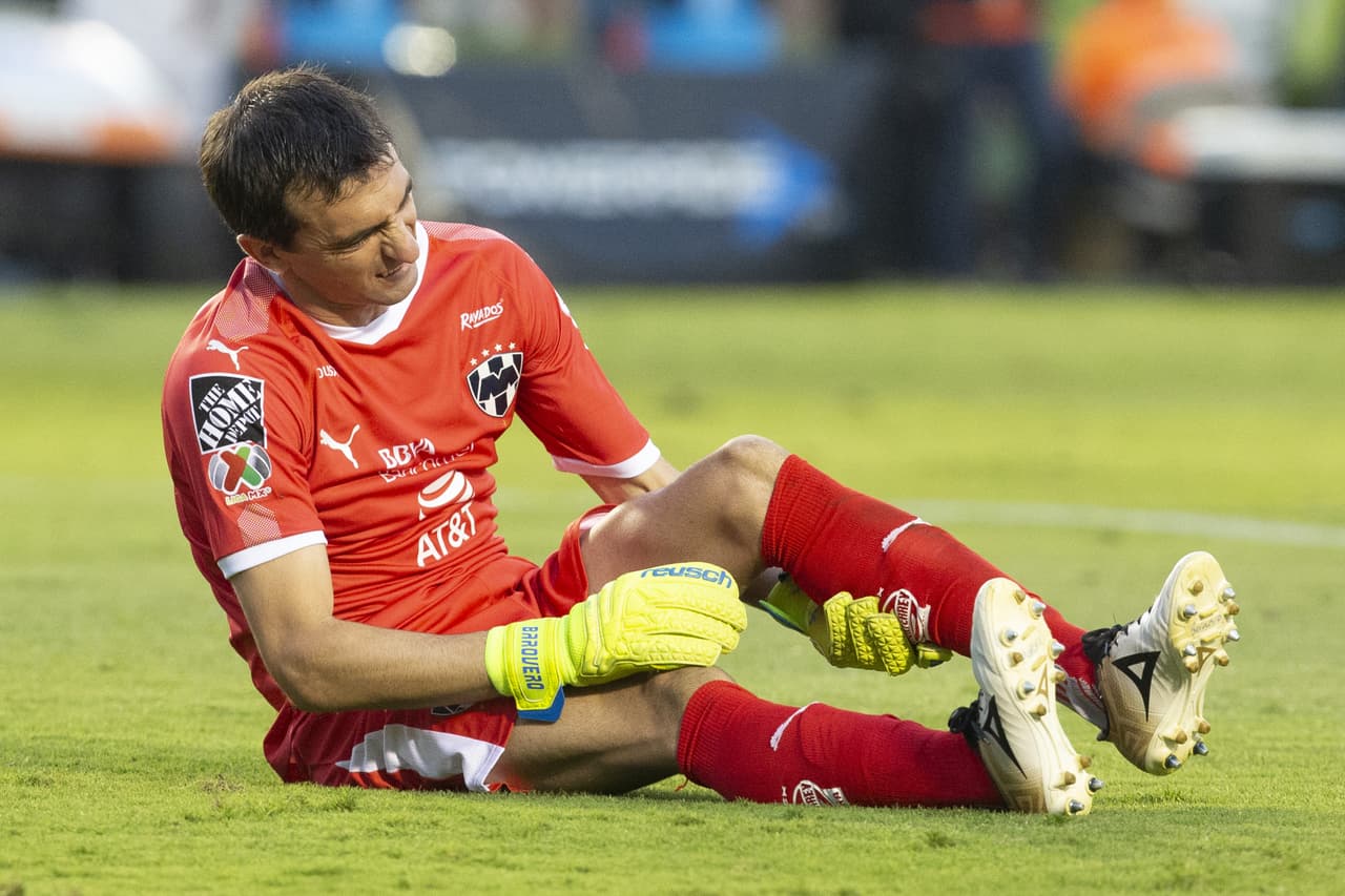 En el minuto 55, ya en el segundo tiempo, el arquero argentino de Rayados, Marcelo Barovero, sufrió una lesión y tuvo que ser sustituido.