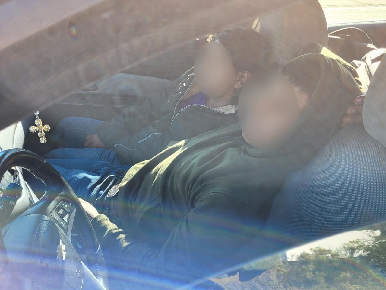 Un agente de la estación Willcox detuvo un sedán en la carretera 90 y arrestó a un ciudadano estadounidense que traficaba a un ciudadano guatemalteco y cinco migrantes mexicanos. Incautaron un arma de fuego cargada reportada como perdida en el condado Maricopa.