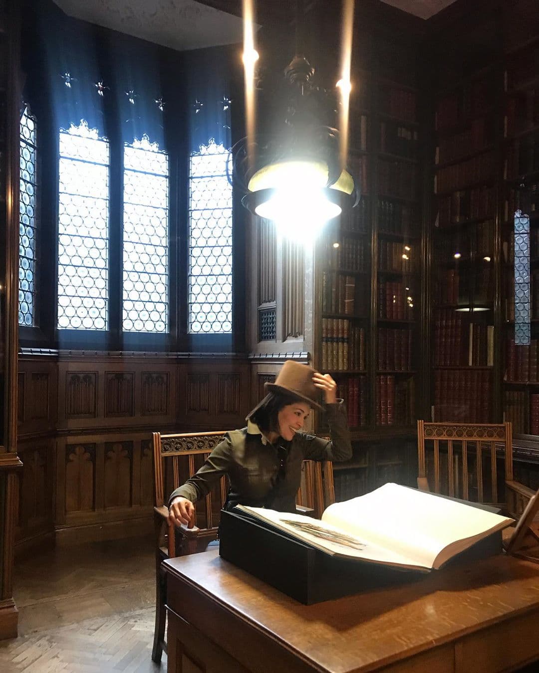 La conductora mexicana disfruta al máximo los atractivos turísticos de cada destino, entre ellos una sala de lectura que le recordó a la saga de J. K. Rowling: "Esta biblioteca en Mánchester, es impresionante parece sacada de la película de 'Harry Potter', hasta sombrerito te prestan para la foto".