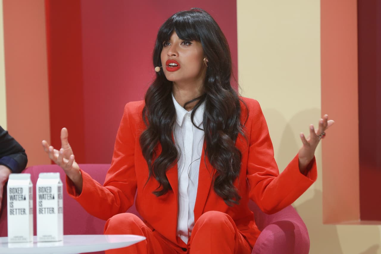 Se trata de 
<b>Jameela Jamil (foto)</b>, quien desde su 
<b><a href="https://twitter.com/jameelajamil/media" target="_blank">cuenta de Twitter</a></b> emprendió el ataque.
