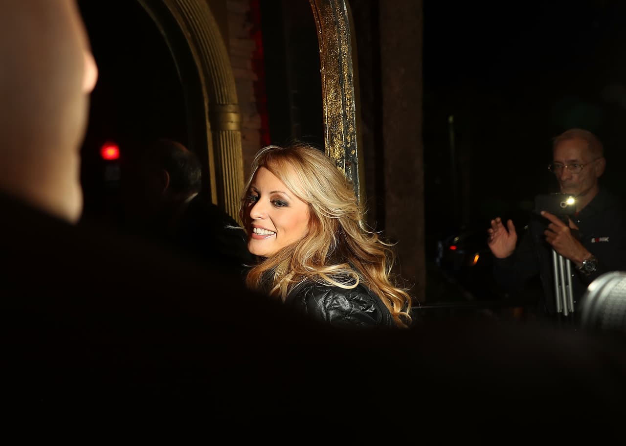 Actriz porno desafía a Trump y ofrece devolver los $130,000 que le pagaron para poder contar su historia con el presidente