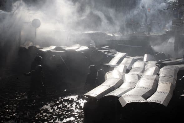 La policía ucraniana cercó hoy a los manifestantes en el corazón de las protestas opositoras de la plaza de la Independencia de Kiev (Maidán), tras una jornada en la que murieron 14 personas en los disturbios que estallaron en la capital. Víktor "Yanukóvich se ha convertido en un presidente sangriento", aseguró hoy el dirigente opositor Vitali Klitschkó en un llamamiento a los países democráticos para que intervengan en Ucrania y frenen la violenta confrontación. Según se acercaba la medianoche, los temidos Berkut, el destacamento antidisturbios, estrechaban el cerco en torno a los miles de manifestantes concentrados en el Euromaidán, bastión de las protestas desde el pasado 21 de noviembre. "Los extremistas de la oposición han cruzado la línea roja; matan a inocentes en la calles de la capital de Ucrania, vejan a mujeres, queman edificios y automóviles. Y si los disturbios continúan, nos veremos obligados a actuar con firmeza", rezaba el ultimátum del Servicio de Seguridad y el Ministerio del Interior de Ucrania. Advierten a los americanos que se queden dentro de las casas y de nuevo se sienten explosiones en la ciudad.