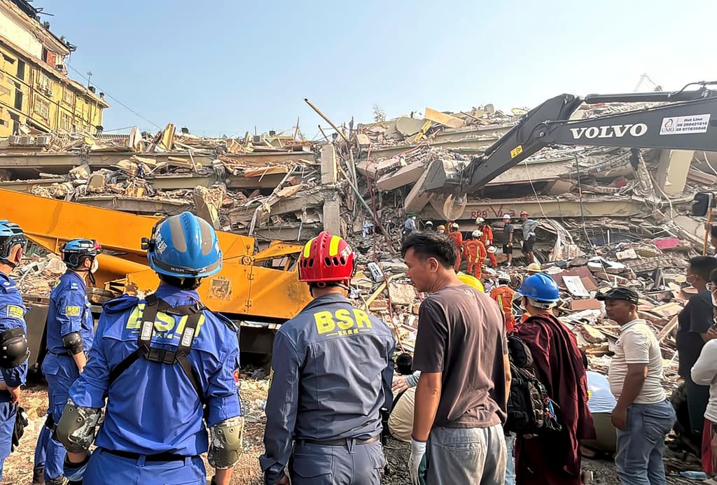 El olor a muerte sobrecoge ciudades en Myanmar tras el terremoto que causó más de 1,700 muertes