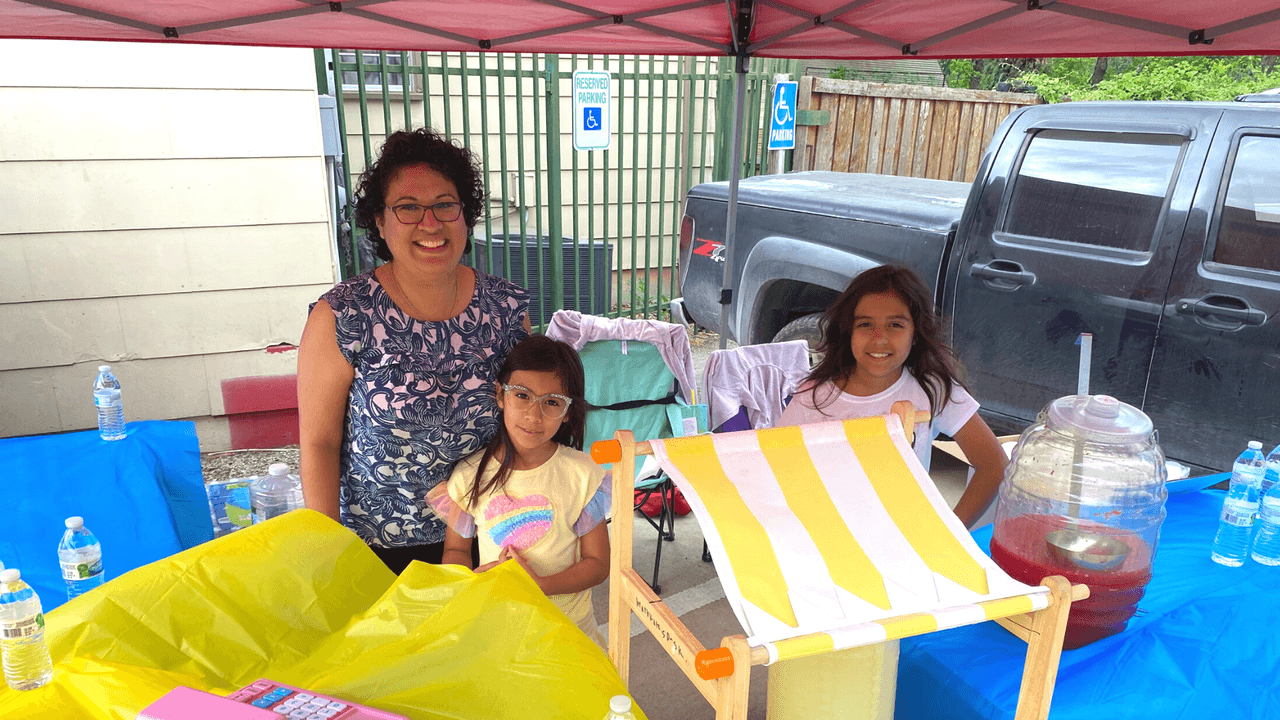 La familia de Isabella apoya en las ventas.