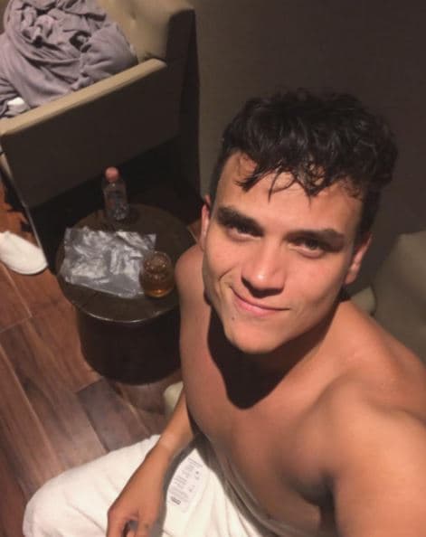 El cantante colombiano Silvestre Dangond ha dejado ver su lado más sensual en sus redes sociales, donde presume su bien trabajado cuerpo.