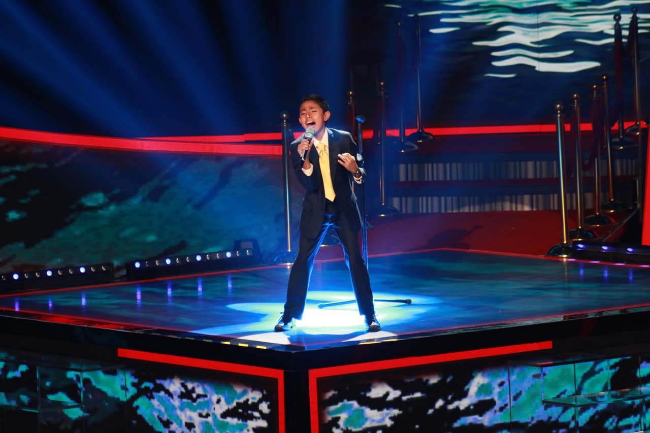 Mira 
<b><a href="https://www.univision.com/shows/pequenos-gigantes/el-canto-de-estos-pequenines-los-salvo-de-la-eliminacion-en-pequenos-gigantes-video">aquí su presentación</a></b> y juzga por ti mismo.