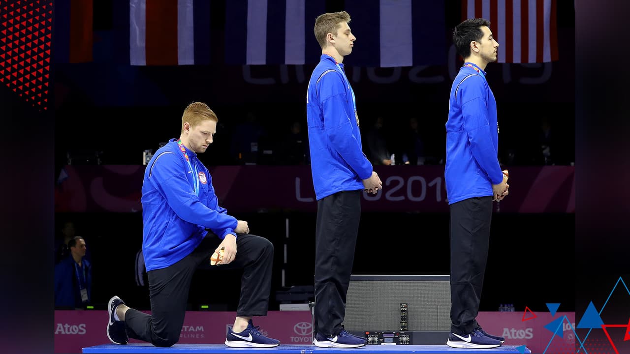 “Esto es más grande que una medalla”: Atleta se arrodilló durante el himno de EEUU tras ganar el oro para protestar las medidas de Trump