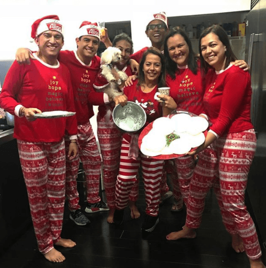 La fotografía de la pijamada navideña con la familia no podía faltar, todos lucían muy felices.