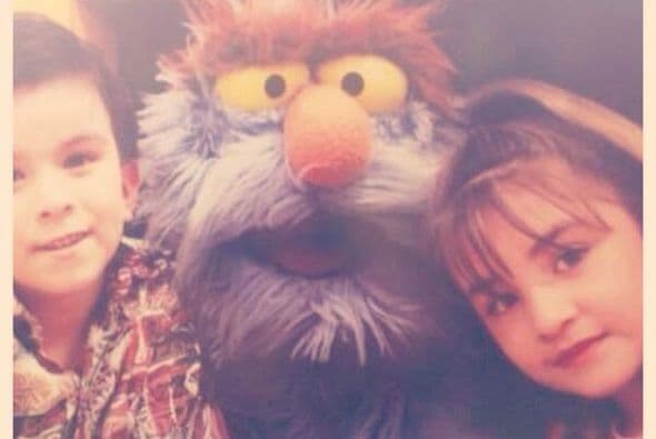 Tenía 5 años cuando dio sus primeros pasos en el mundo de la farándula en el programa Plaza Sésamo (1993).