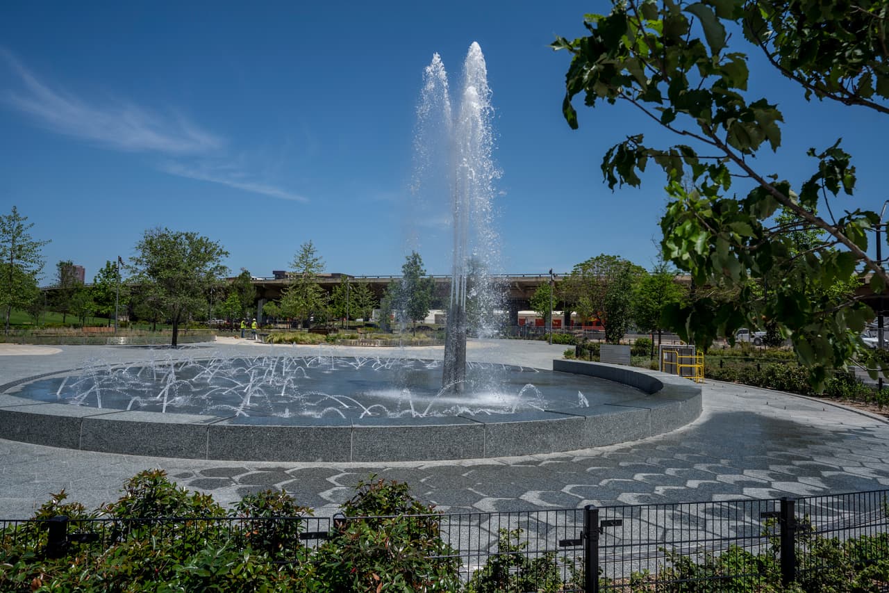 “Durante décadas, este parque fue un lugar donde la gente pasaba en automóvil pero no entraba. Esperamos ver a los habitantes de Dallas y a los visitantes explorar su parque nuevo y mejorado”, expresó Amy Meadows, presidenta de Parks for Downtown Dallas.