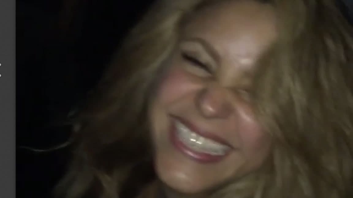 Mira nada más la carita de la colombiana, se nota que la fiesta se puso buena.