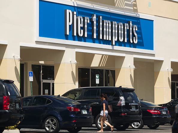Pier 1 Imports comienza el año con malas noticias: cierra casi la mitad de sus tiendas y, podría estar a un paso de la bancarrota. 