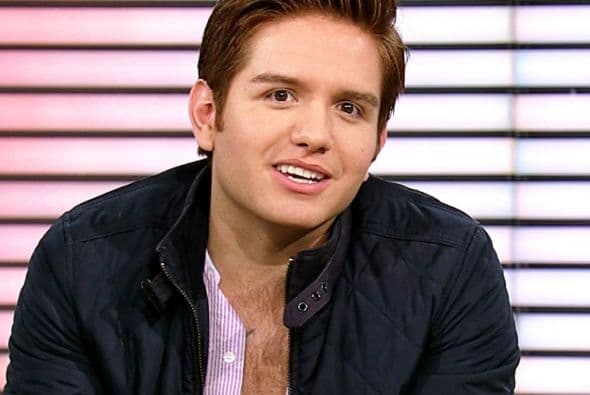 El Dasa no sólo impacta con su carisma y talento vocal, sino con su historia: era el chofer del Charro de Huetitán, Vicente Fernadez, y de otras celebridades cuando venían a Estados Unidos.