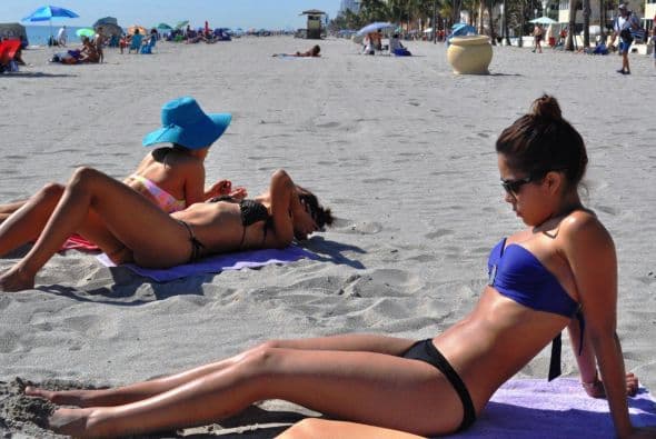 Las chicas de Nuestra Belleza Latina se escaparon a la playa y deleitaron a los caballeros con sus espectaculares curvas latinas.