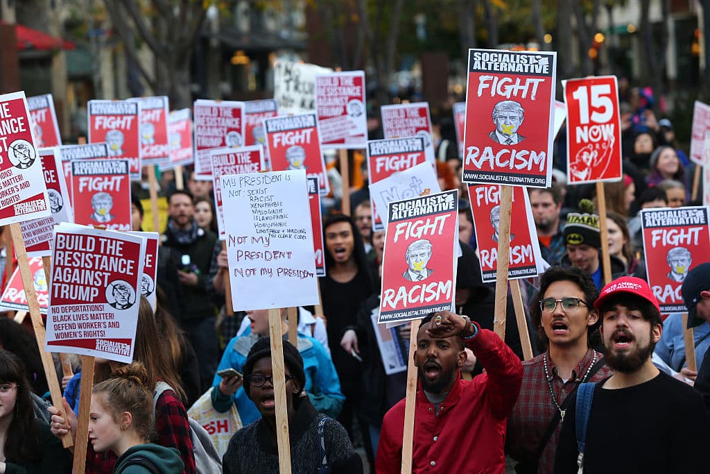 En Seattle, Washington, los mensajes de protesta eran contra el racismo que mostró el republicano durante la campaña y pedían formar un movimiento de resistencia contra Trump.