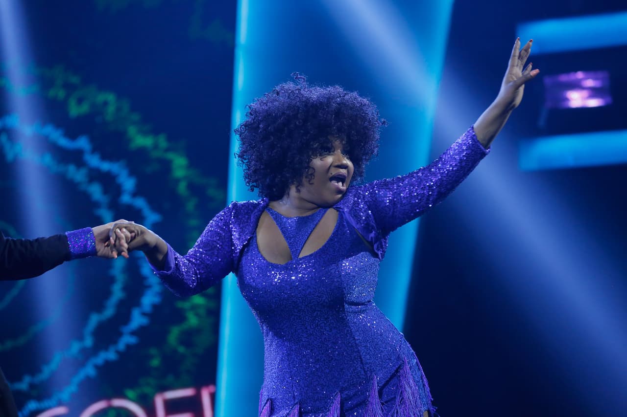 ChikyBombom apareció con un vestido de lentejuelas azul, dándole mucho brillo a la pista de Mira Quién Baila.