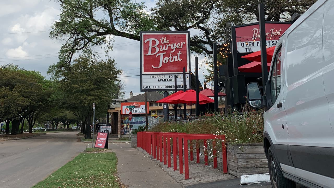 Un popular restaurante de hamburguesas trabaja con las mismas limitaciones impuestas por las autoridades del condado Harris.