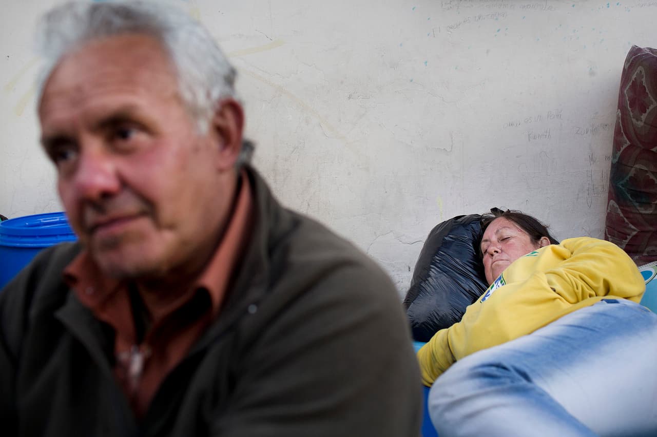 Los familiares de los detenidos permanecieron fuera del centro de detención mientras duró el proceso de deportación.