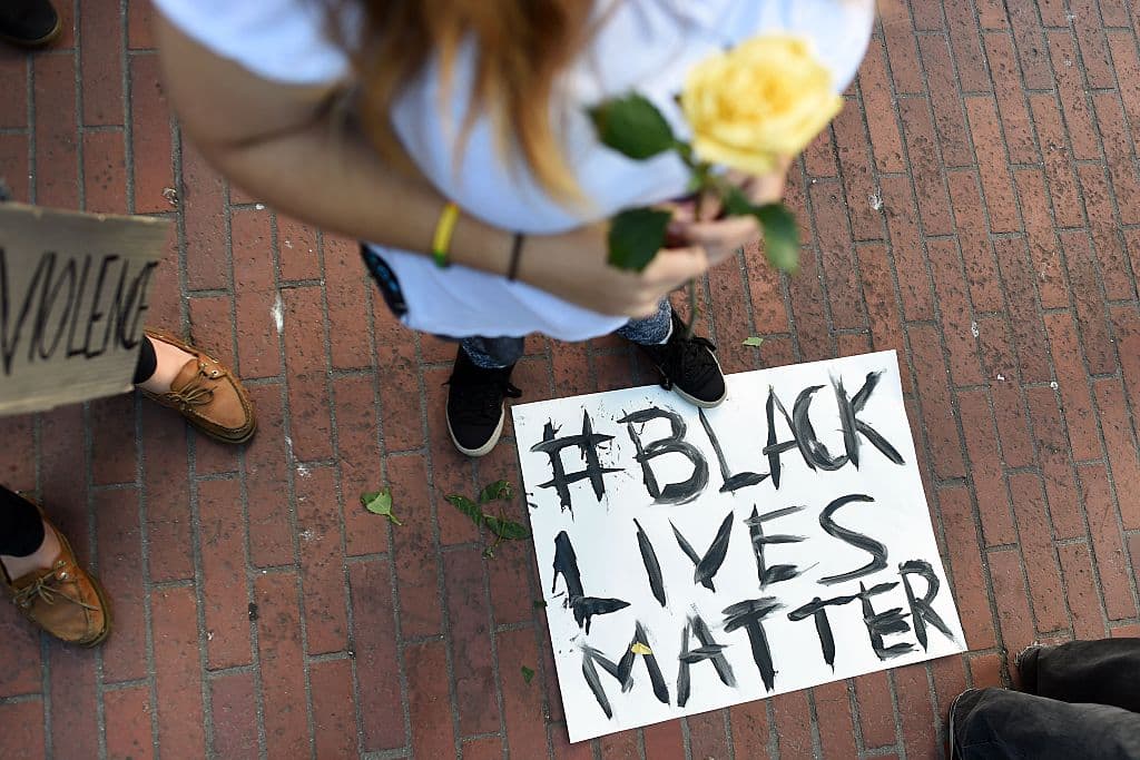 Pareja que vandalizó un mural de Black Lives Matter en California es acusada de crimen de odio