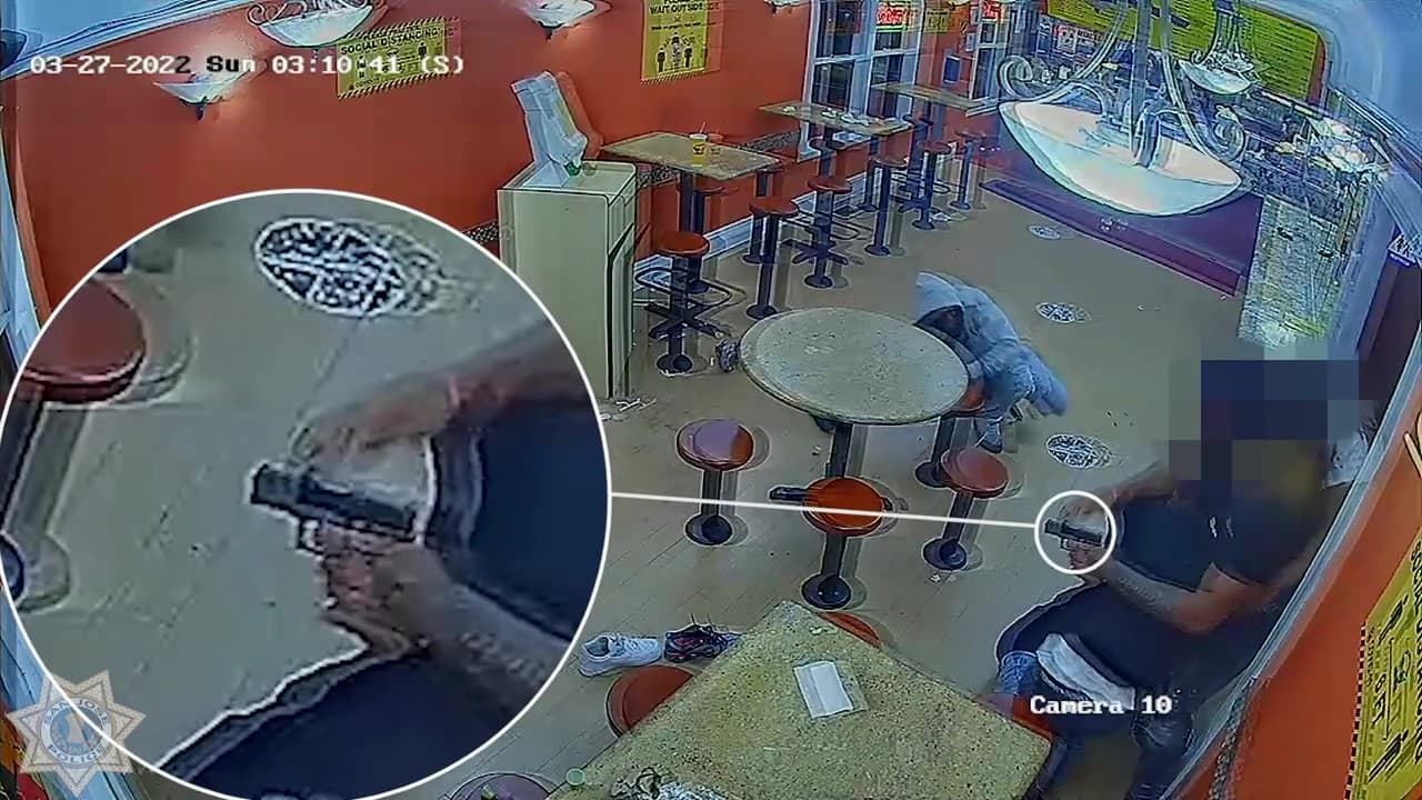 Las autoridades indicaron que había poco tiempo y distancia para reaccionar y un oficial disparó contra el sujeto.