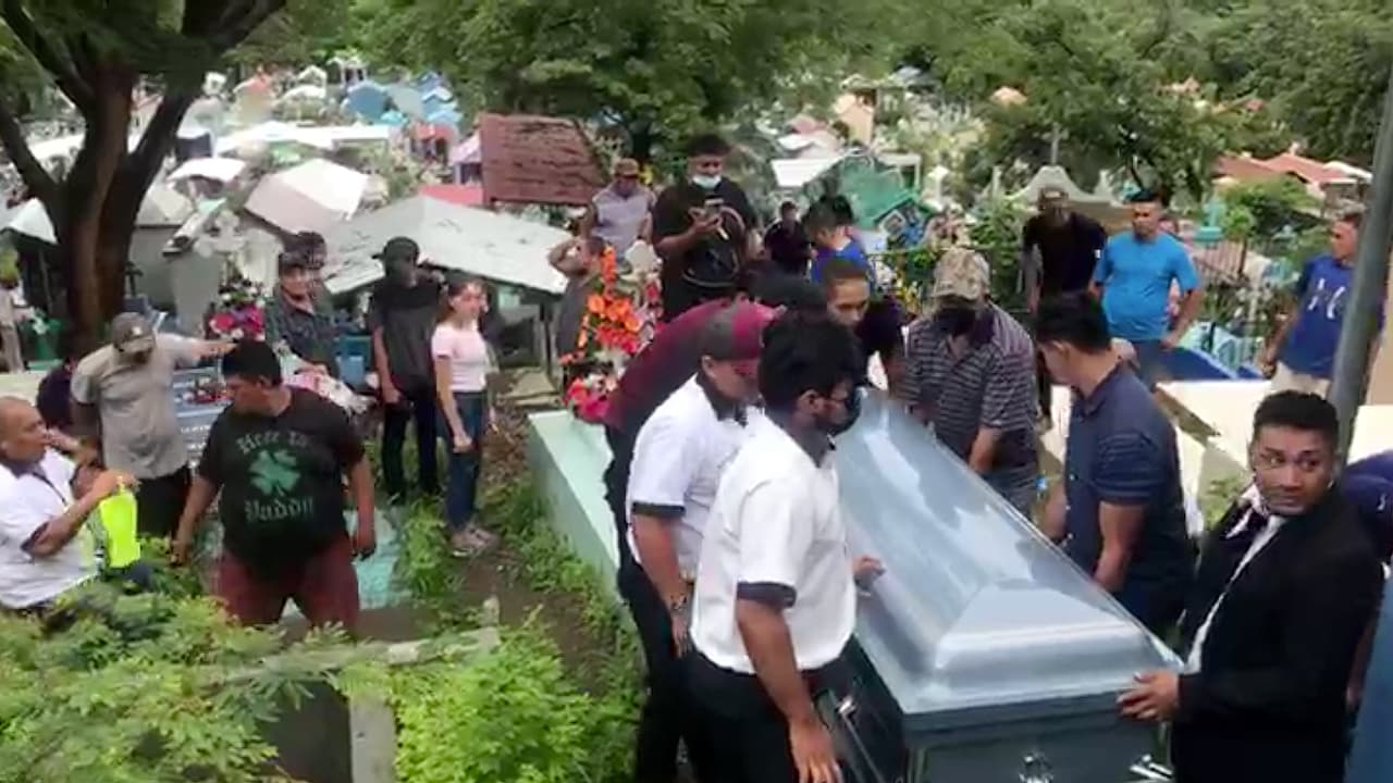 Luis Mejía fue a su última morada en El Salvador, despedido con música y por decenas de amigos y familiares en el Salvador