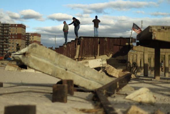 Evitar las muerte de miles de damnificado por Sandy es la prioridad, porque vastas áreas de la zona metropolitana de Nueva York, que incluye desarrollos urbanos en el estado de Nueva Jersey, así como en condados de Long Island y Westchester, necesitarán de meses para recuperar su aspecto habitable.