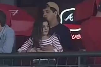 Un chico se divierte en un juego de béisbol con los atributos de su novia