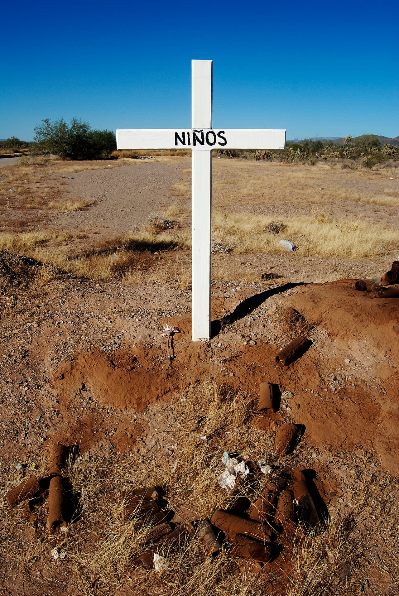 Una cruz en el desierto de Altar, Sonora dedicada a los niños migrantes muertos, los que no lograron llegar a Estados Unidos.