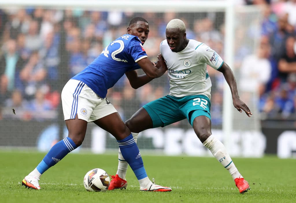 Nathan Aké comete un rídiculo penal al inuto 87 y Kelechi Iheanacho no perdona desde los one pasos y el Leicester vence 1-0 a al Manchester City.