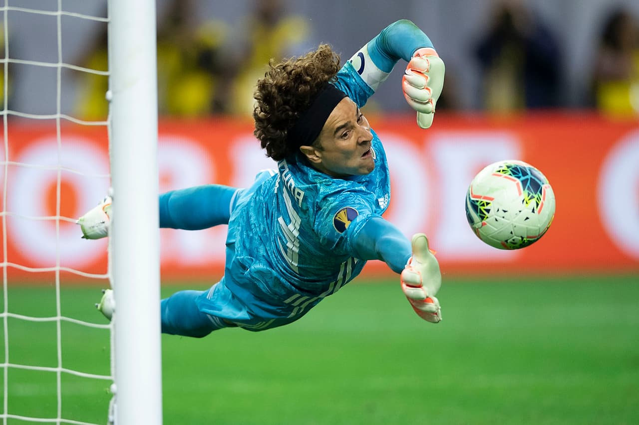 En la definición desde el punto penal, Memo Ochoa fue el héroe de México al atajar el sexto cobro de Costa Rica y darle el triunfo al Tri potr 5-4 para avanzar a la Semifinal contra Haití.