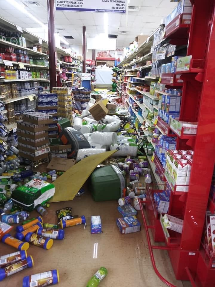 Las góndolas del supermercado Napo Vélez de Guánica colapsaron.