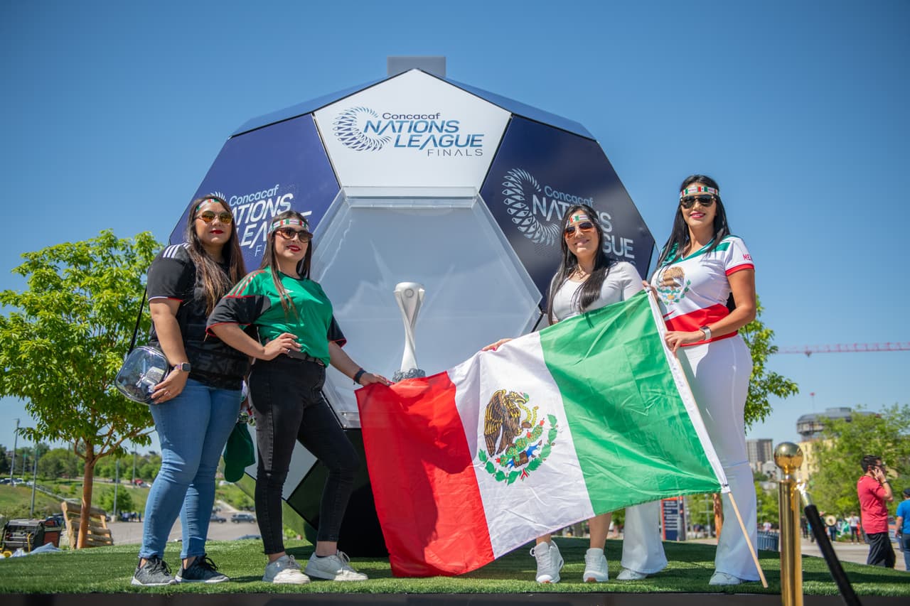 Mexicanos y costarricenses apoyan a sus selecciones en el duelo de semifinales entre el Tri y los Ticos.