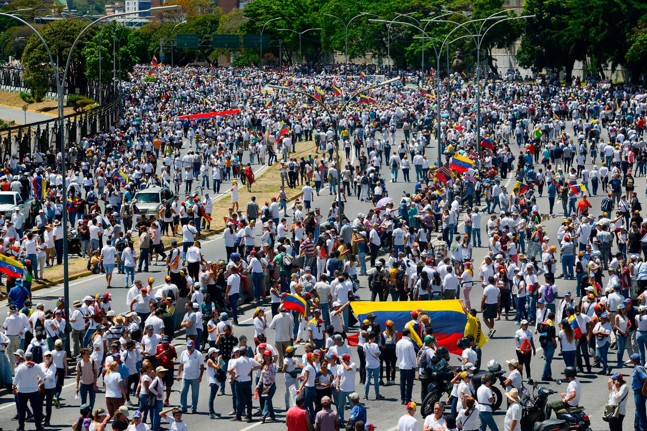 Una gran concentración de personas en la autopista Francisco Fajardo, en el este de Caracas.