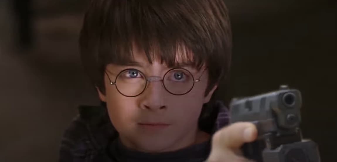 Harry Potter disparando un arma de fuego