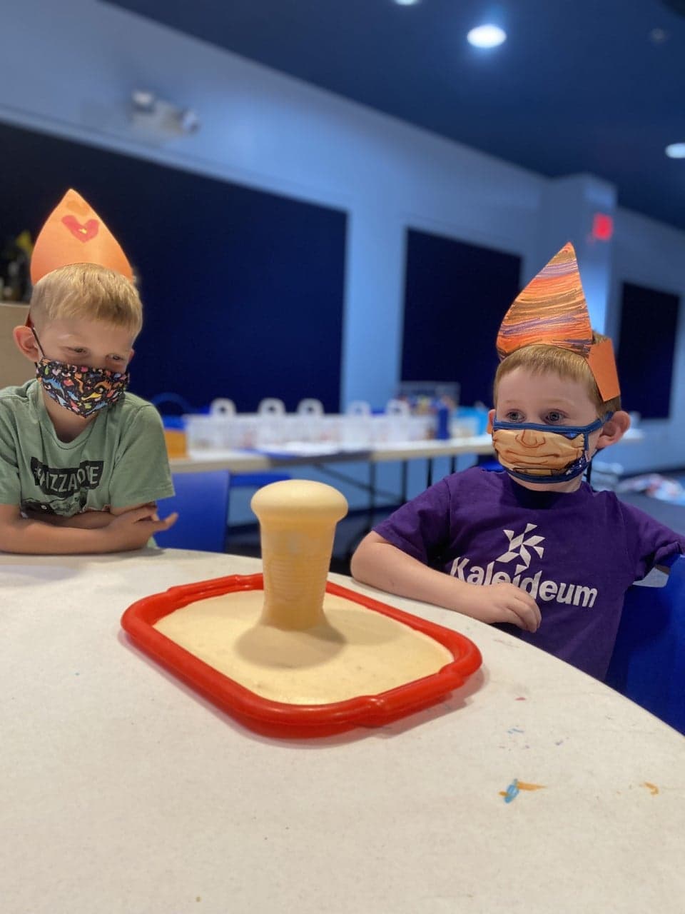 <b><a href="https://downtown.kaleideum.org/" target="_blank">Kaleideum Downtown (Children's Museum of Winston-Salem)</a></b>. Inspirando asombro, curiosidad y aprendizaje de por vida en nuestros niños y la comunidad a través del juego interactivo y el descubrimiento. Kaleideum Downtown era conocido como el Museo de los Niños de Winston-Salem, que se fusionó con SciWorks.