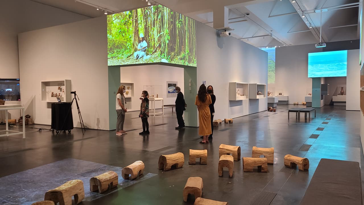 Con el título “El Universo en tus manos” la exposición explora los artefactos construidos en oro, cerámicas y textiles de comunidades indígenas en Colombia.
