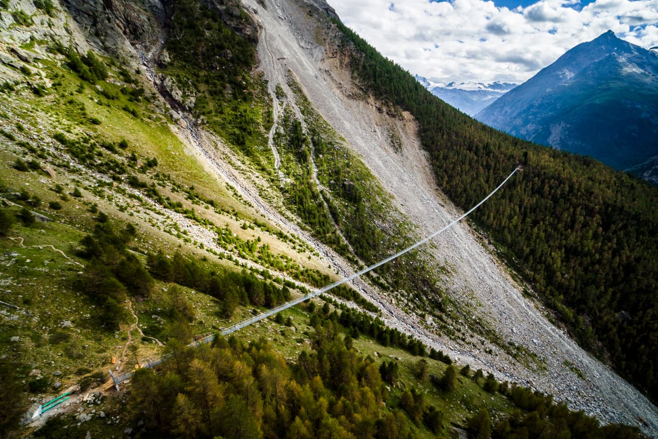 El Europaweg es un sendero de montaña que se cruza en dos días, detallan medios suizos. Este nuevo paso ahorra a los caminantes un largo desvío después de que el puente anterior que estaba instalado en la zona sufriera daños debido a la caída de rocas y fuera cerrado en 2010.