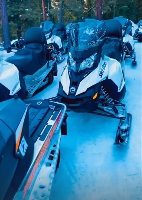 Tiene arranque eléctrico, indicadores analógicos y esquís Pilot 5.7.