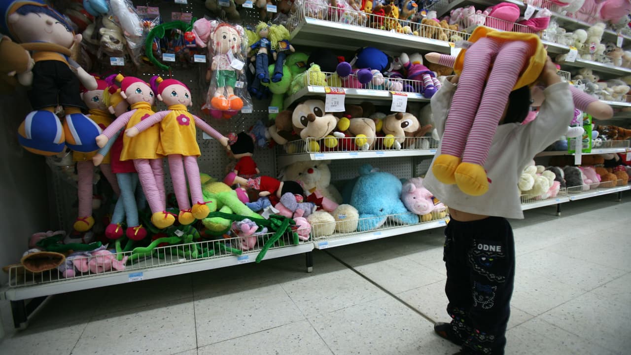 Hay opiniones divididas entre padres de familia del Área de la Bahía por cuenta de una ley estatal que entra en vigor en enero de 2024 y que establece que tiendas departamentales deben tener secciones de juguetes con género neutral. Los establecimientos de este tipo que no cumplan con la normativa deberán pagar una multa de hasta $250 en su primera infracción. La medida fue bien recibida por organizaciones en defensa de los derechos de la comunidad LGBTQ.