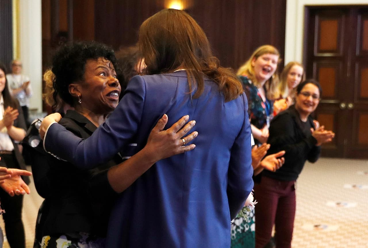 Durante el evento, Kate Middleton se emocionó al reencontrarse con Jacqueline Dunkley-Bent, partera y enfermera que la ayudó a traer al mundo, en mayo de 2015, a la princesa Charlotte.