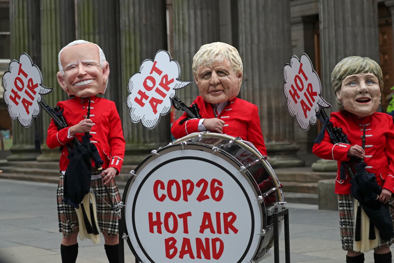 Otro grupo de manifestantes se vistió con las tradicionales faldas escocesas y usaron máscaras que representaban a los líderes mundiales. Dijeron que los políticos deben tomar más acciones y no sólo hacer “fanfarronerías” para atacar el cambio climático.