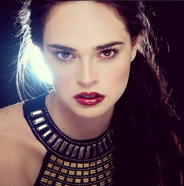 Después estudió actuación en el Centro de Educación Artística de Televisa (CEA).