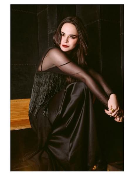 Con su mirada y coqueta sonrisa cautiva a los caballeros.