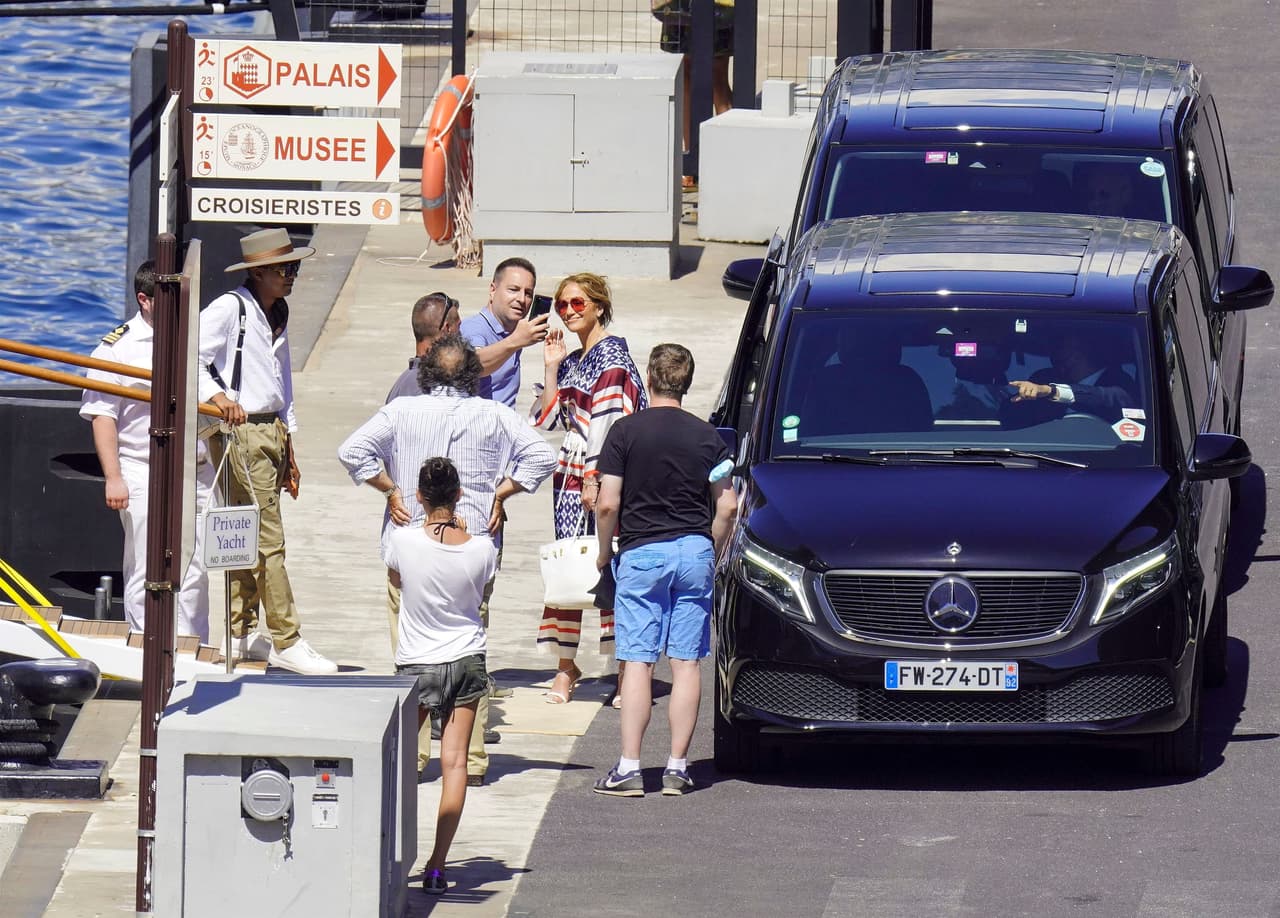 Luego se subió a una camioneta Mercedes Benz negra y se dirigió al aeropuerto. 
<br>