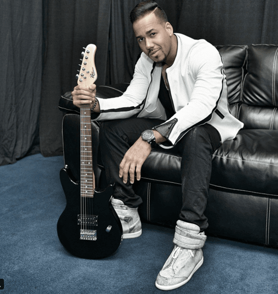 Y lo mejor es que aún cuando está abajo del escenario, él sigue luciendo increíble.