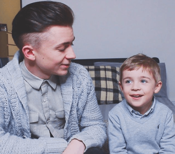 Lo sorprendente fue la forma en que lo hizo ya que Oliver estuvo acompañado por Alfie, su hermano menor, a quien le explicó el tema de la homosexualidad y al mismo tiempo, aprovechó para hacerle una confesión.